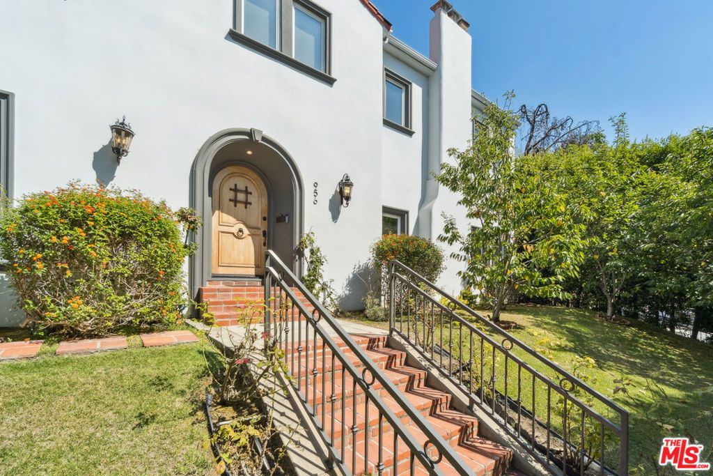 Photo of 956 S Longwood Avenue, Los Angeles, CA 90019 (MLS # 25580959)