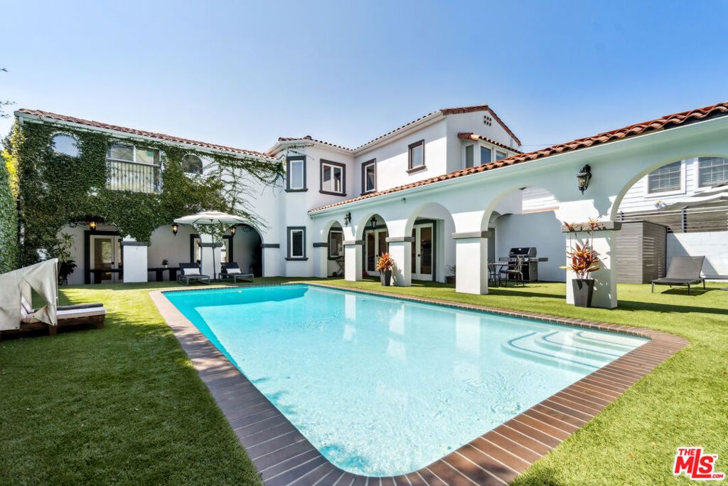 Photo of 956 S Longwood Avenue, Los Angeles, CA 90019 (MLS # 25580959)