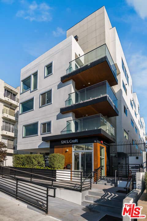 Photo of 124 S Croft Avenue, Los Angeles, CA 90048 (MLS # 26851567)