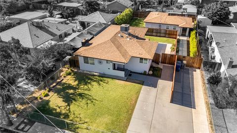 Photo of 914 W Cambridge Avenue, Fresno, CA 93705 (MLS # IV26152720)