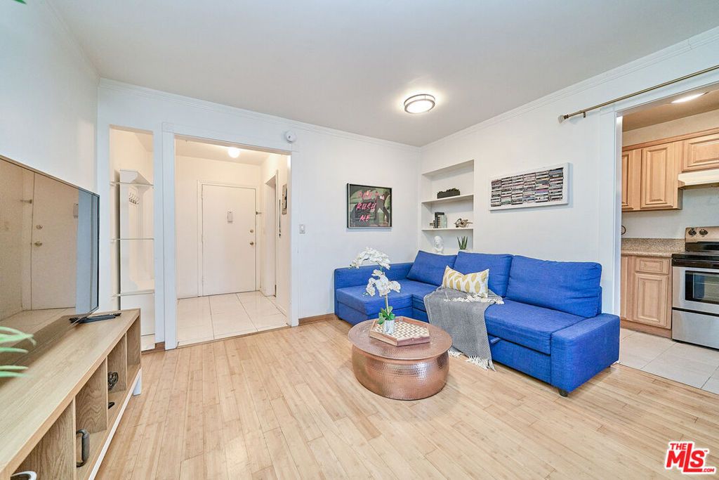 Photo of 425 S Kenmore Avenue #104, Los Angeles, CA 90020 (MLS # 26667787)