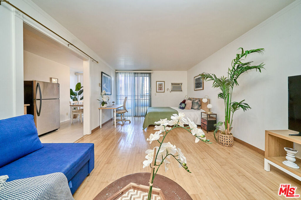 425 S Kenmore Avenue 104