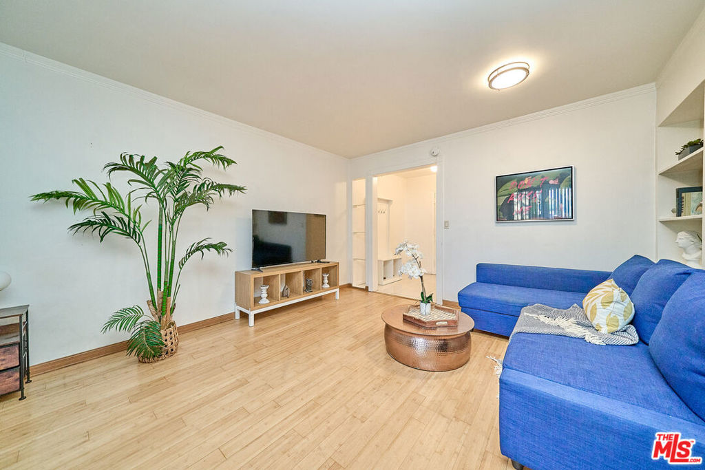 425 S Kenmore Avenue 104