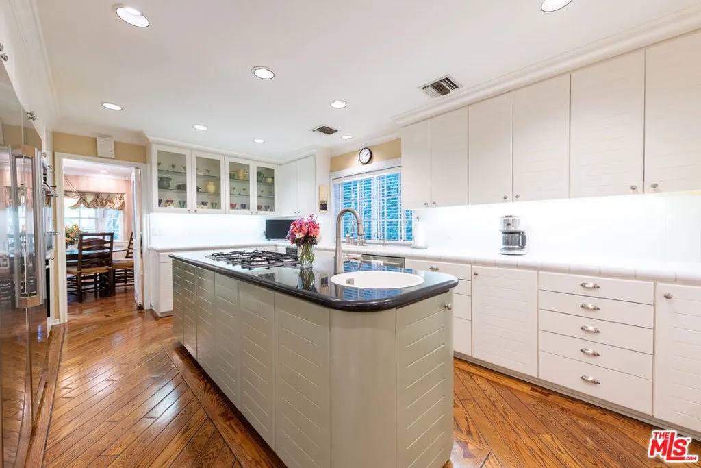 Encino, California 91436, United States, 4 Bedrooms Bedrooms, ,4 BathroomsBathrooms,Residential,Active,137614