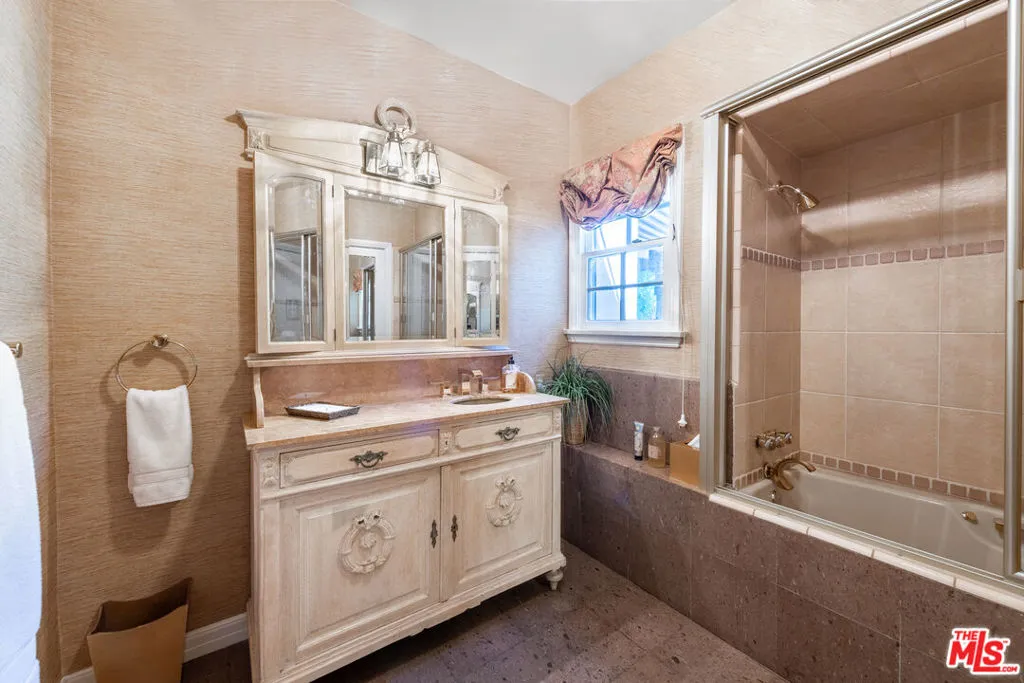 Encino, California 91436, United States, 4 Bedrooms Bedrooms, ,4 BathroomsBathrooms,Residential,Active,137614