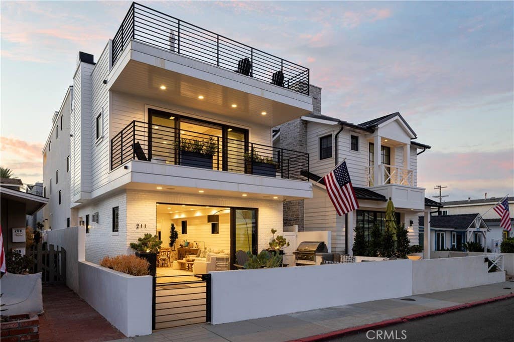 Photo of 211 35th ST, Newport Beach, CA 92663 (MLS # OC26142332)