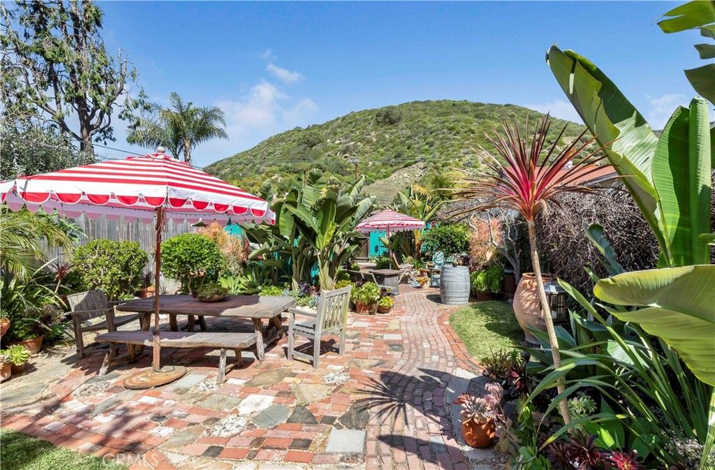 Photo of 327 Canyon Acres Dr, Laguna Beach, CA 92651 (MLS # LG26054314)