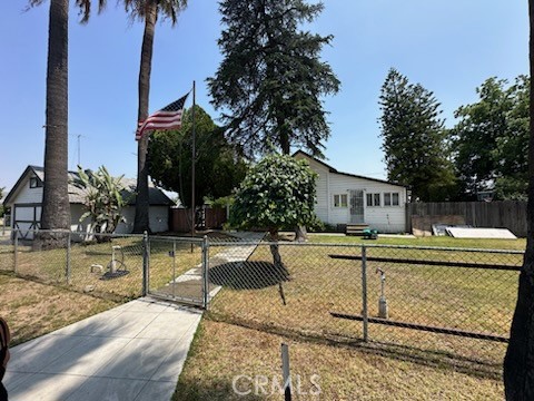 Welcome to 730 W citrus! Perfect investor, handy man option. This property has upgraded electrical and a newer panel in the home. Interior condition is a bit dated, but not in bad shape. it is larger than 2000 sqft inside, with some unpermitted additions. large double lot priced to sell. Pring your offers!