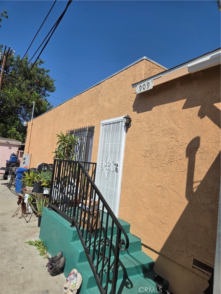 907 E 50th