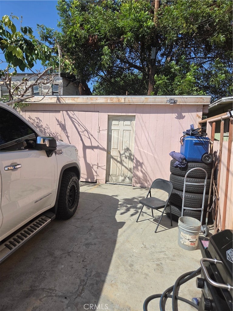 907 E 50th