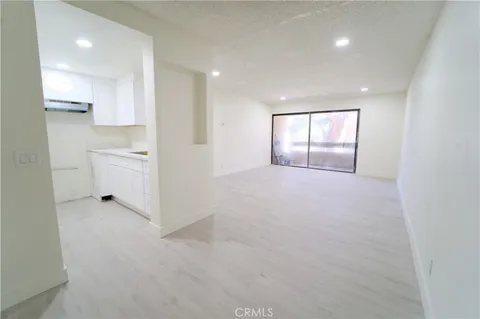 600 W Third St Unit B211, Santa Ana, CA 92701 - MLS#: DW25143592