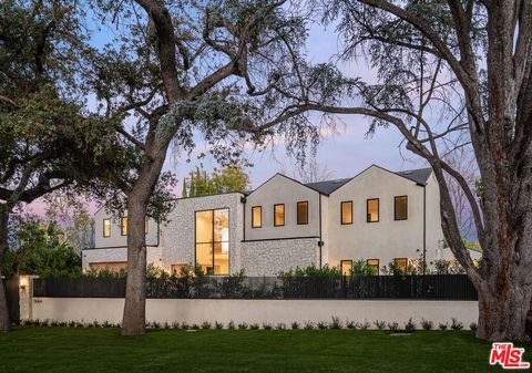 Photo of 5064 Encino Avenue, Encino, CA 91316 (MLS # 26841921)