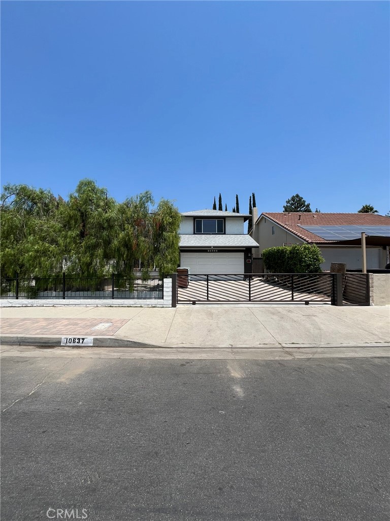 Looking for the perfect family home with room to grow? This 2030 sq. ft. single-family POOL home in the heart of Northridge has it all space, comfort, convenience, and style!
Home Features:
5 Bedrooms + Bonus Room/Office (5 total rooms!)
3 Full Bathrooms
Open-Concept Kitchen with stainless steel oven/stove, refrigerator, recessed lighting, and plenty of cabinets
Modern Flooring: Grey plank and tile throughout
Attached 2-Car Garage + Driveway Parking
Central A/C, Heating, and ceiling fans throughout
Large Covered Patio perfect for entertaining!
Sparkling Pool just in time for summer fun!
Washer/Dryer Hookups Available
Prime Northridge Location:
Walkable to CSUN, Topeka Drive Elementary, and Nobel Middle School
Close to Northridge Park, local shopping centers, and easy access to the 118 Freeway
Safe, quiet neighborhood with all the amenities you need just minutes away
Landlord pays for gardener and pool maintenance you just cover the utilities.
Whether you need space for a big family, work-from-home offices, or a guest room, this house checks every box. Enjoy the best of SoCal living with your own private oasis in the backyard.