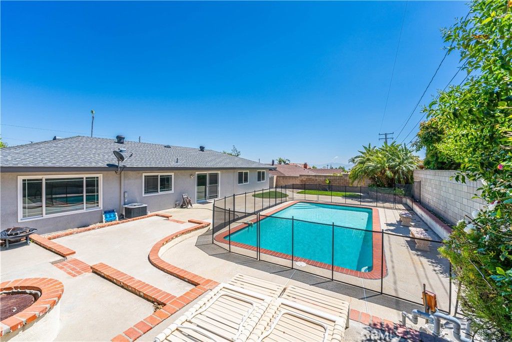 listing image 130723433678381721456