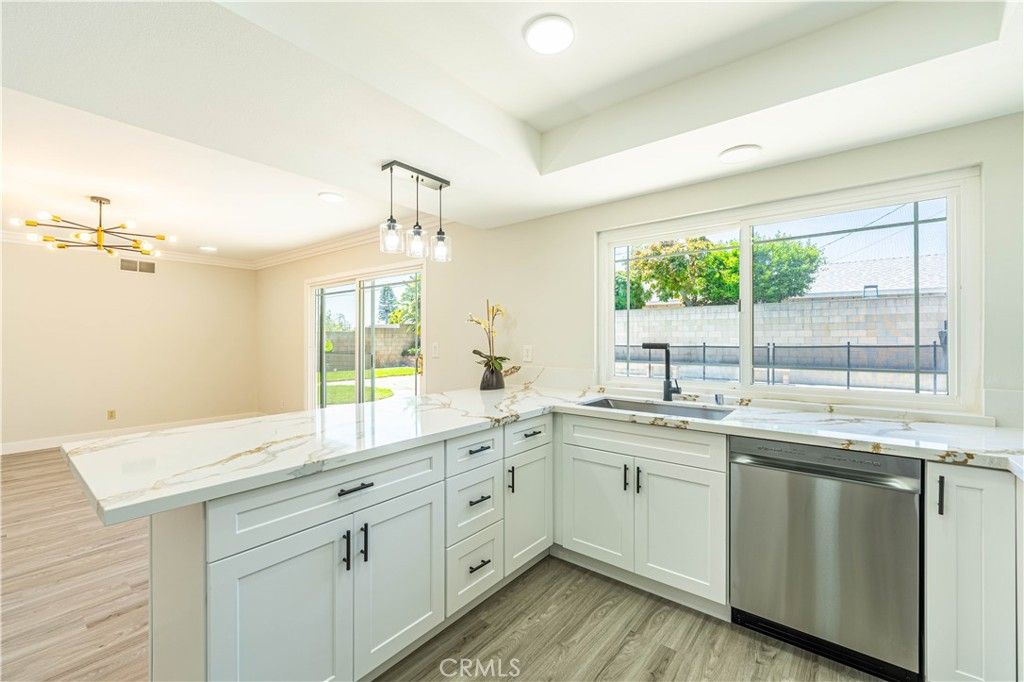 listing image 130722444091227970530