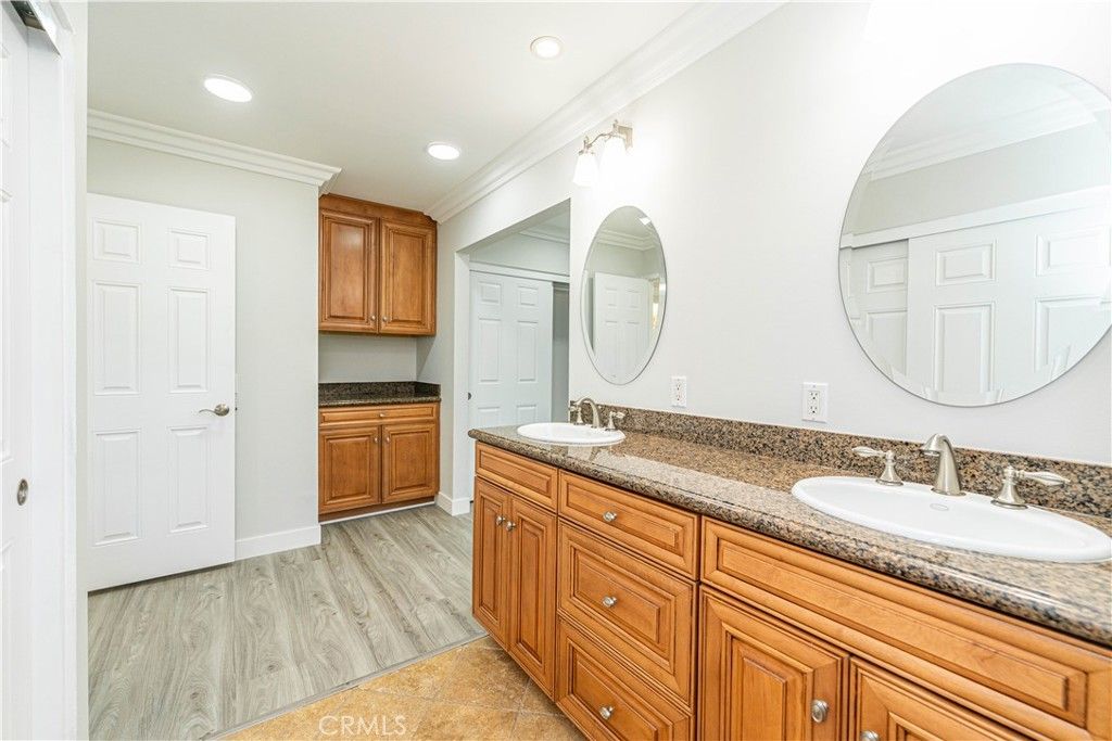 listing image 130720360696066649584
