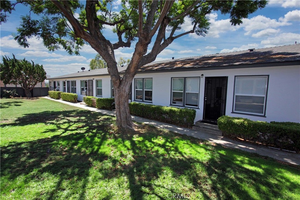 3245 E Wilton
