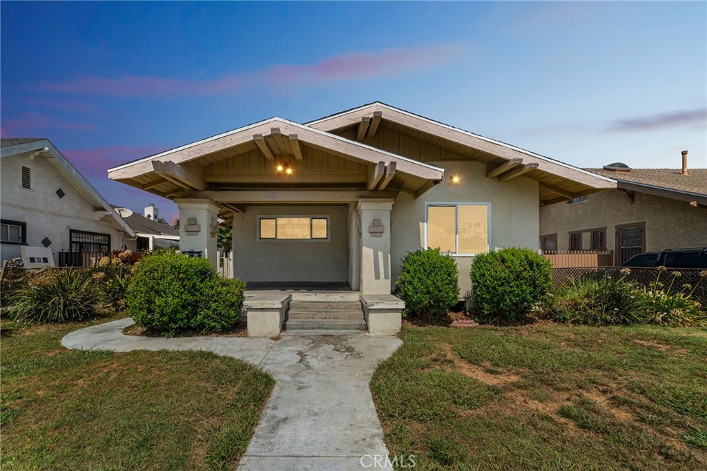 Two houses on a spacious 7,511 sq ft lot in the desirable Angeles Mesa neighbourhood of Los Angeles! The front unit is a charming 1,197 sq ft home featuring 2 bedrooms, 1 bathroom, and a bonus room for extra versatility. The rear unit offers 2 bedrooms, 1 bathroom, and 863 sq ft of comfortable living space, perfect for extended family or rental income. Both homes have great potential, providing an excellent opportunity for homeowners and investors alike. Don't miss this chance to own a unique property in a prime location!