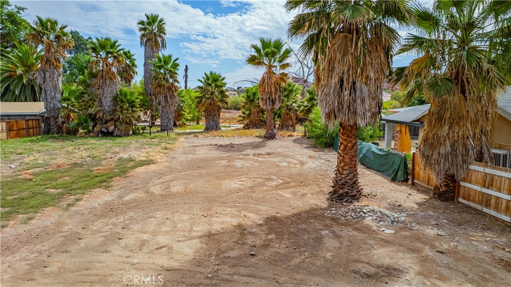 Great opportunity to own a flat and usable piece of land! Septic Moritorium is in place on this property and Public Sewer is not available. This vacant lot is just minutes from Canyon Lake and Menifee, close to 215 and 15 Freeways, Shopping, Entertainment and More!