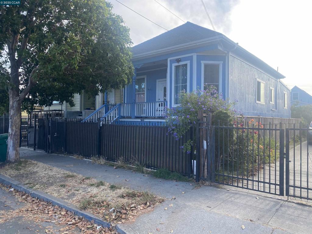 Come and see this cozy 3 bedrooms 2 bathroom home, close to Bart, stores Kaiser hospital, Restaurants and more.