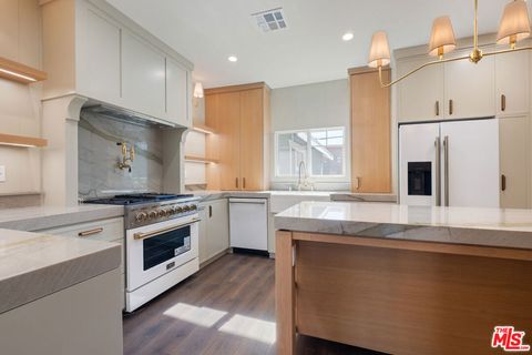 Photo of 2180 W 31st Street, Los Angeles, CA 90018 (MLS # 25622865)