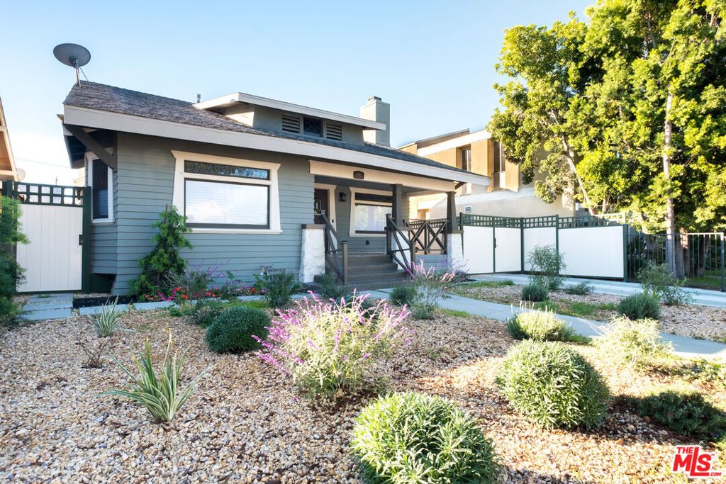 Photo of 2180 W 31st Street, Los Angeles, CA 90018 (MLS # 25622865)