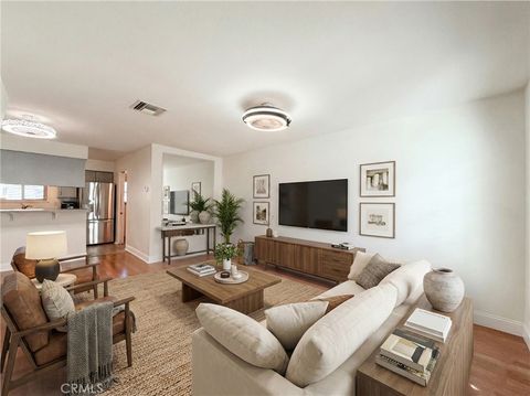 Photo of 22131 Oxnard Street, Woodland Hills, CA 91367 (MLS # SR26031299)