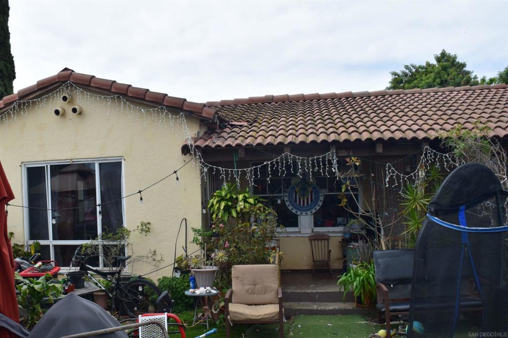 3 Bedroom 1.5 bath Spanish style main house and a separate 2 bedroom house in rear with a bonus 1br unit in converted garage space. Main house has vintage charm with hardwood floors, Dining room, and breakfast nook. Owners had rear house built in 1983. Do not disturb tenants.