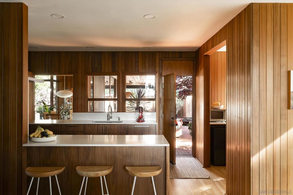 10088 Sierra Vista Ave.
