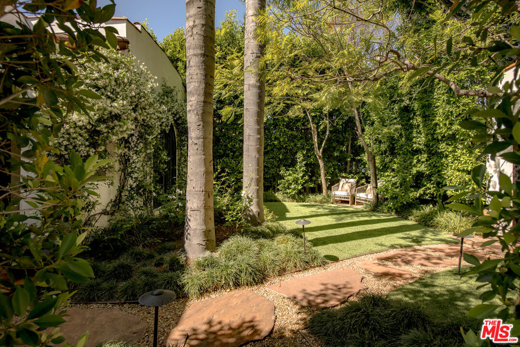 819 N La Jolla Avenue