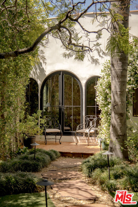 819 N La Jolla Avenue