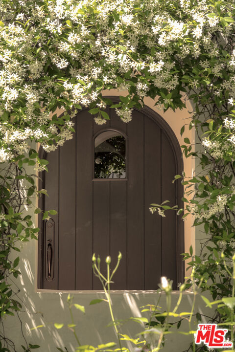 819 N La Jolla Avenue