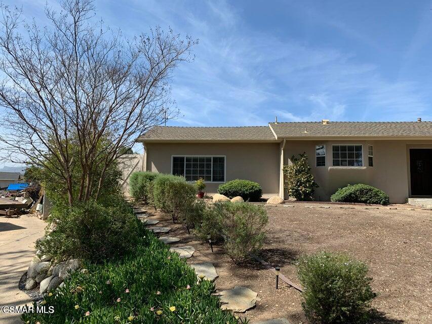 Attached guest house (JADU) with private yard. Open floor plan with kitchen, family room/living room combo, separate bedroom, indoor laundry. Street parking on a cul-de-sac in lovely Thousand Oaks.