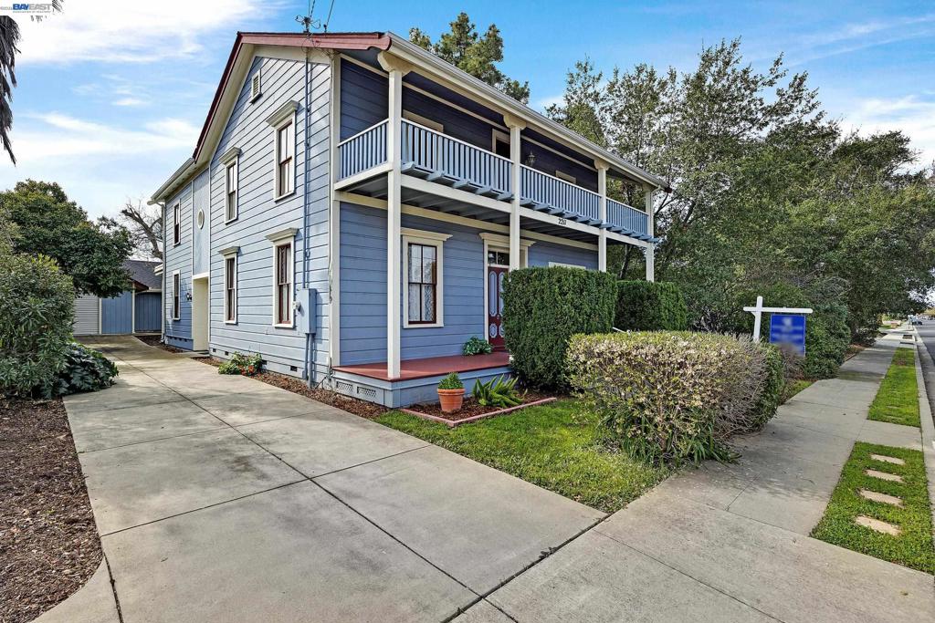 2211 College Avenue