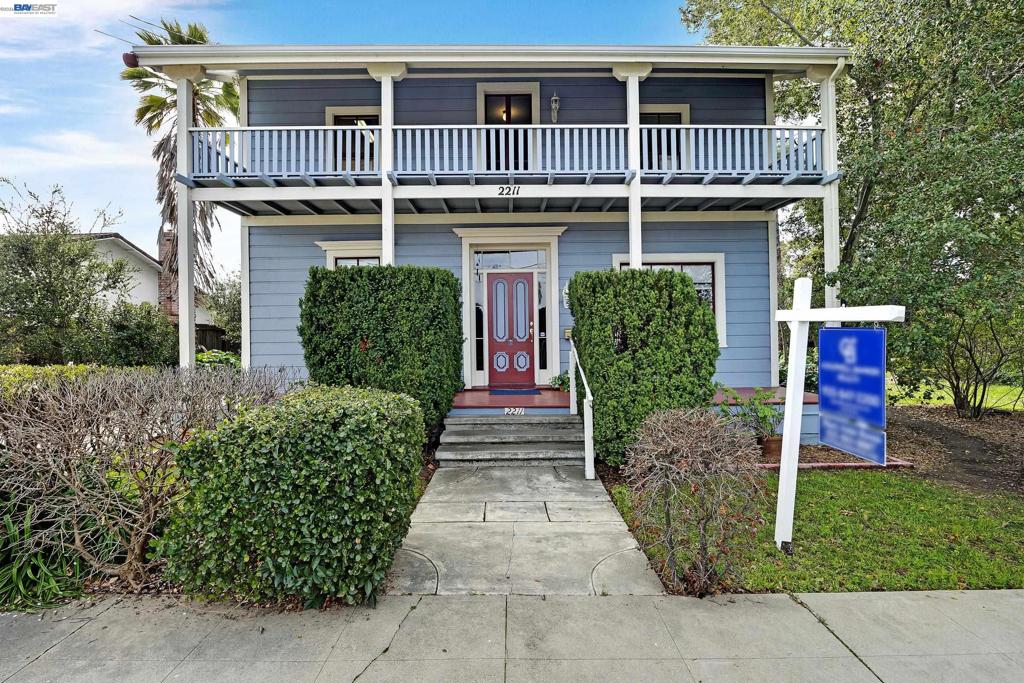 2211 College Avenue Ave