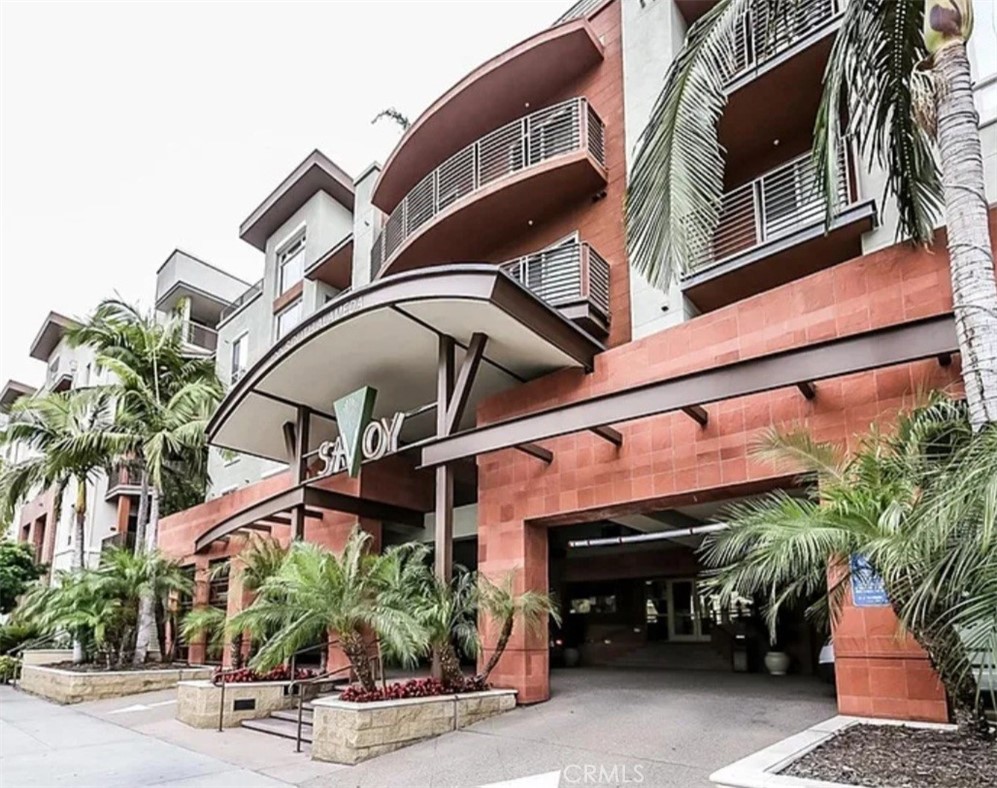 Welcome to this bright and airy end-unit condo featuring two bedrooms with one bath (tax rolls show one bedroom, but the 2nd room has door and closet, making it truly two bedrooms). Located on the main level, this home offers exceptional convenience with close proximity to the pool, mailroom, and garage elevator.
Inside, you’ll find an open floor plan with a dining area and a kitchen island with breakfast bar seating. The kitchen comes fully equipped with a gas range, built-in microwave, dishwasher, and refrigerator. A washer and dryer are also included in-unit for your convenience.
The living area flows seamlessly to a private patio with a pool view and storage closet—ideal for morning coffee or evening relaxation. The main bedroom boasts a walk-in closet, while the bathroom features a shower/tub combo and a granite-topped vanity.
Situated between Little Tokyo and the Arts District, Savoy offers resort-style amenities: a sparkling pool, spa, fitness center, business lounge, media room, rooftop decks with stunning downtown views, and 24-hour security. HOA covers water, trash, and parking.
Enjoy being moments from acclaimed restaurants, breweries, coffee shops, museums, and entertainment hot spots including Angel City Brewery, Bavel, Wurstküche, The MOCA, the Japanese American National Museum, and Grand Central Market. With easy access to Union Station, the Metro Gold Line, and major freeways, this home is ideal for everyone, including professionals, creatives, and investors alike.
