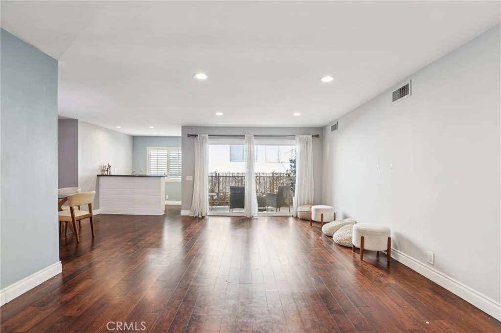 1121 N Olive Drive 211
