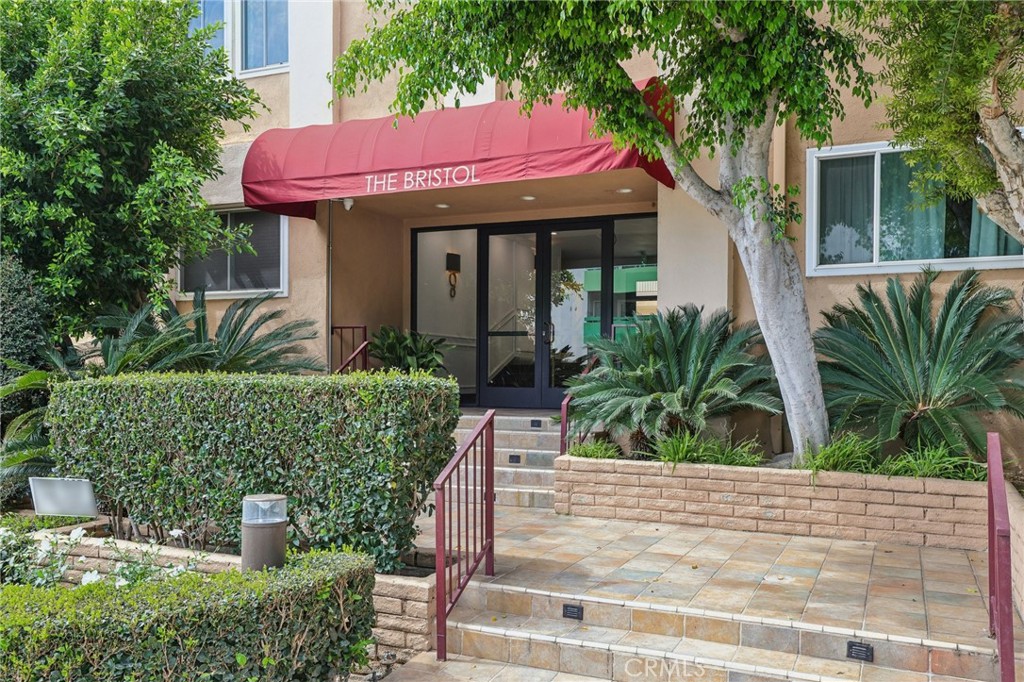 1121 N Olive Drive 211