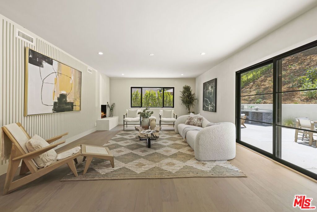 Photo of 11268 Dona Lola Drive, Studio City, CA 91604 (MLS # 25631667)