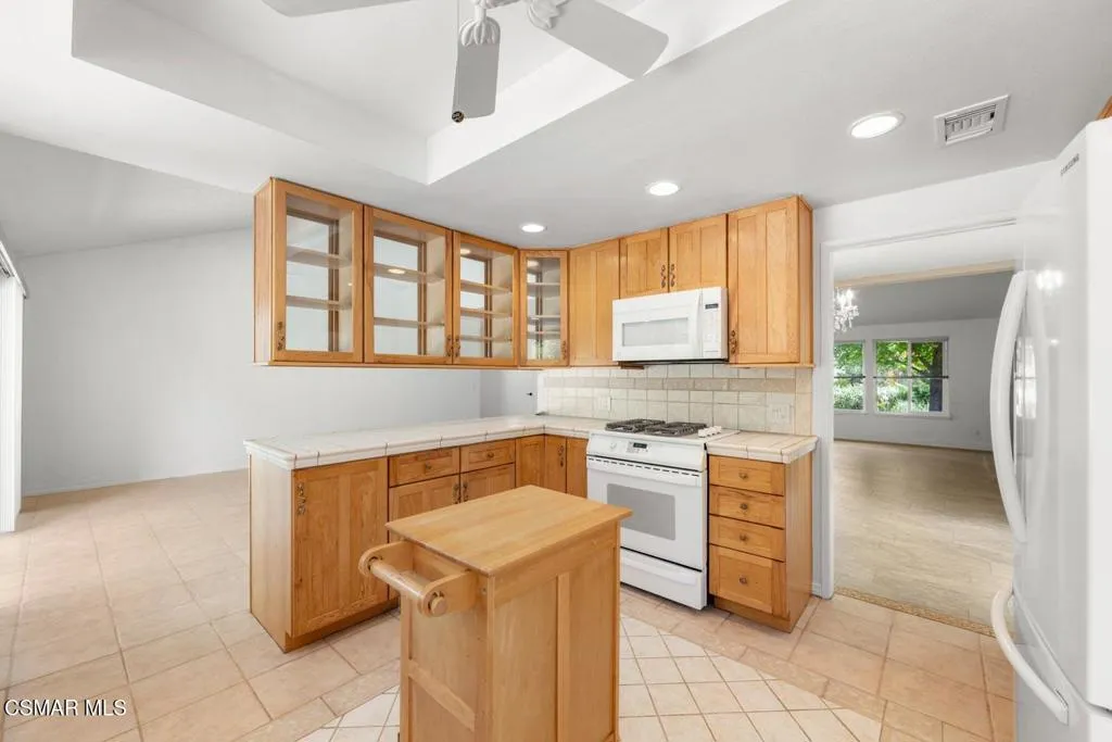 Agoura Hills, California 91301, United States, 4 Bedrooms Bedrooms, ,2 BathroomsBathrooms,Residential,Pending,214474