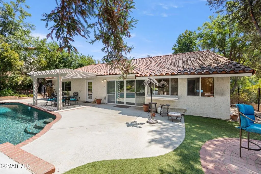 Agoura Hills, California 91301, United States, 4 Bedrooms Bedrooms, ,2 BathroomsBathrooms,Residential,Pending,214474