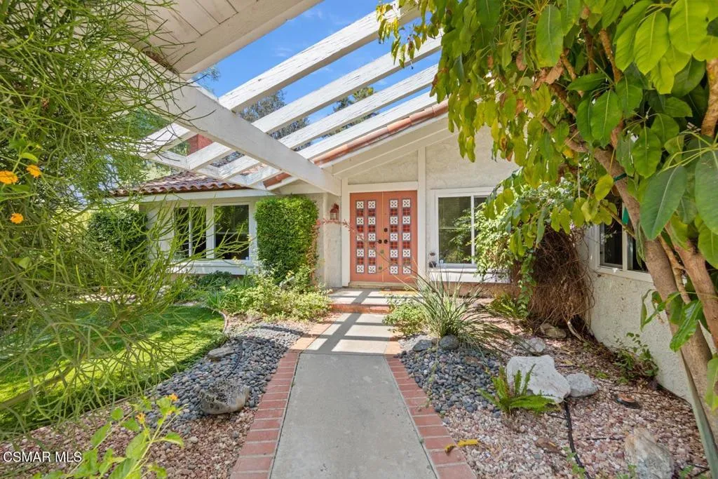 Agoura Hills, California 91301, United States, 4 Bedrooms Bedrooms, ,2 BathroomsBathrooms,Residential,Pending,214474