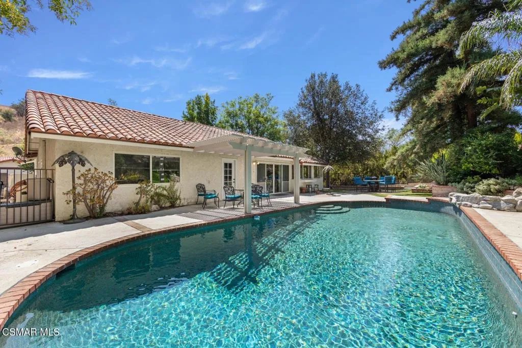 Agoura Hills, California 91301, United States, 4 Bedrooms Bedrooms, ,2 BathroomsBathrooms,Residential,Pending,214474