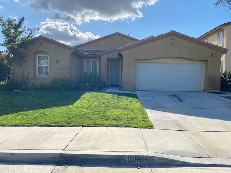 A 3 bedroom plus an office can be a fourth bedroom with 2.5 bathroom Home in the desirable area of Lake Hills. Preschool is within walking distance and the clubhouse and pool are in the same place. Looking for a tenant with a minimum of 24-month Lease. There's a community pool, clubhouse, and nice recreation park to enjoy with your family. Please call for a private showing.