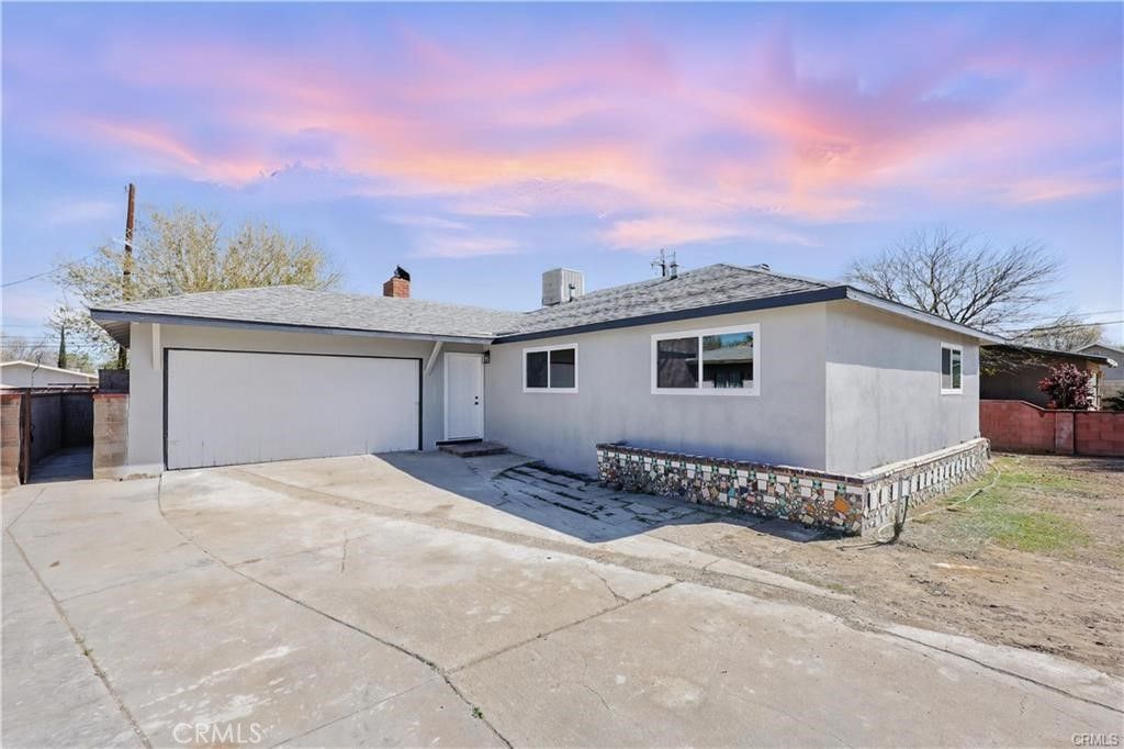 Photo of 521 W Avenue J5, Lancaster, CA 93534 (MLS # SR25243710)