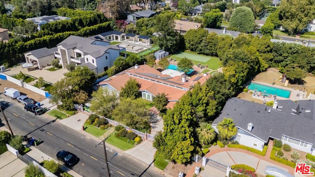 5355 Amestoy Avenue
