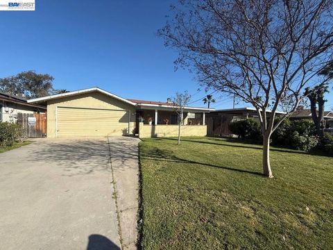 Photo of 119 119 Santa Cruz St St, Madera, CA 93637 (MLS # 41126048)