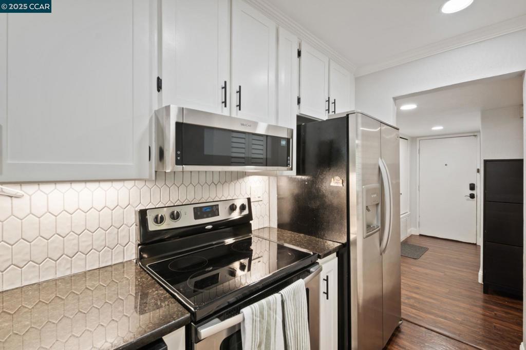 MAYWOOD VILLAGE - Residential