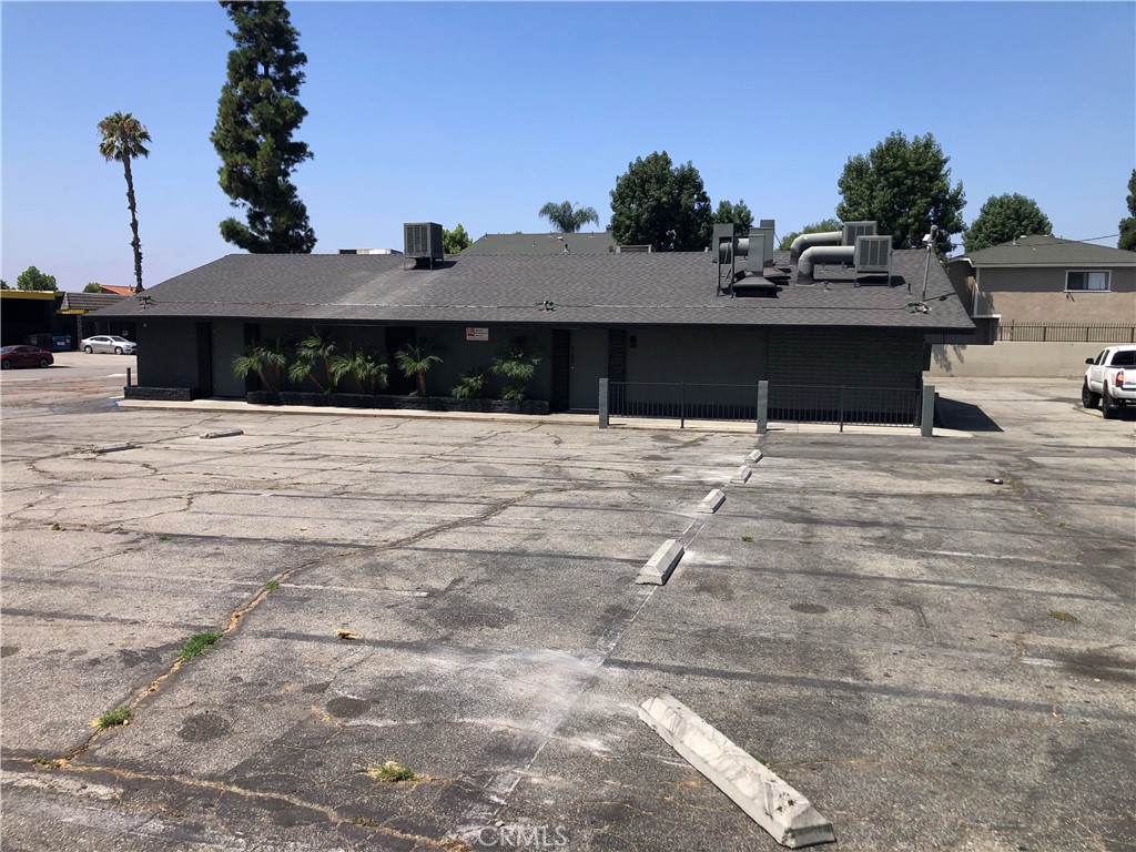 EXCELLENT LOCATION FOR A GREAT RESTAURANT, SPORT BAR, 100'S OF APARTMENTS BEHIND BAR , GREAT FOR A PIZZA PLACE. 1000'S OF CARS DRIVE BY EVERY DAY ON BLVD , THE LAND ARE 2 LOTS ONE IS 12000 FT2 AND THE OTHER IS 8320 FT2 =20,320 FT2 CORNER LOT . IDEAL FOR A DRIVE TRHU FAST FOOD RESTAURANT, LOTS OF POTENTIAL ON THIS CORNER LOT SO CHECK THIS OUT WON'T REGRETED.