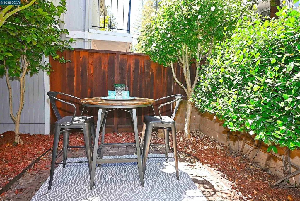 Martinez, California 94553, United States, 3 Bedrooms Bedrooms, ,3 BathroomsBathrooms,Residential,Active,193420